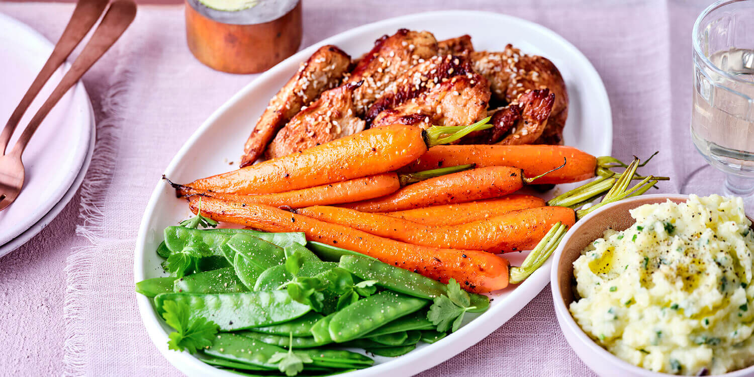Gemarineerde kipfilet met jonge wortelen, peultjes en bieslookpuree